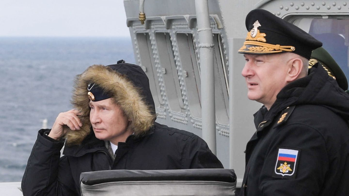 Vladímir Putin presencia unas maniobras militares a comienzos de 2021. (Reuters)