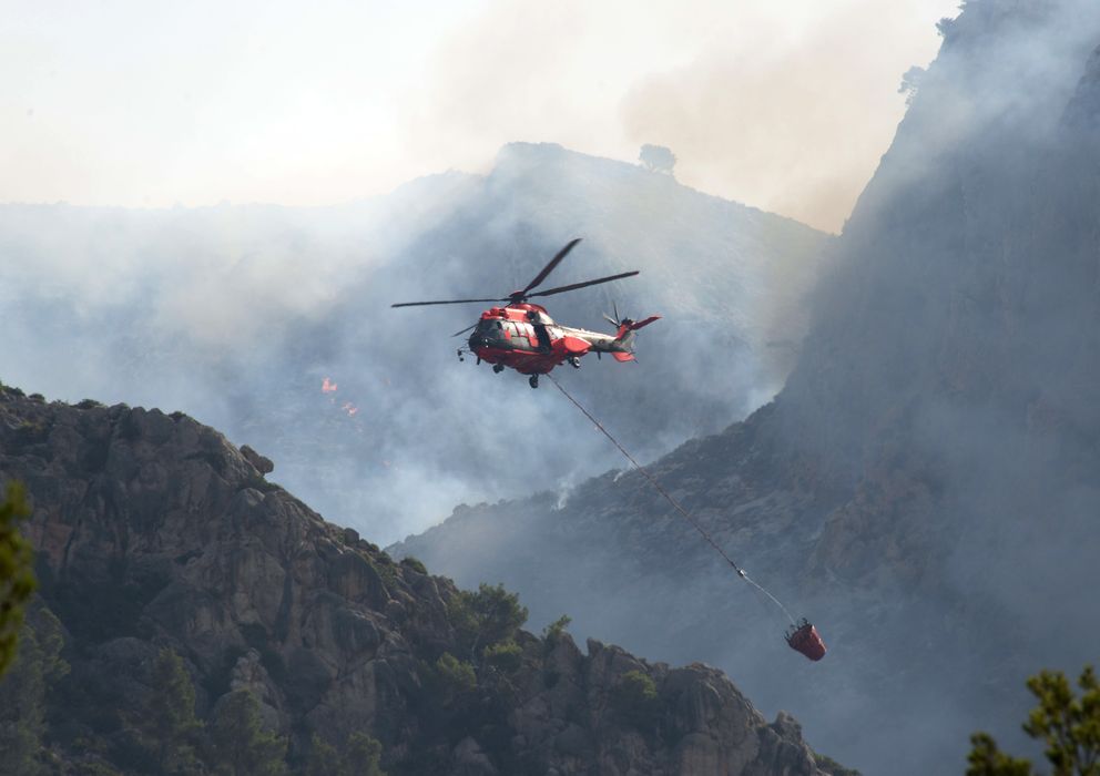 Foto: Uno de los helicópteros que trabaja en la zona de Andratx (Mallorca). (EFE)