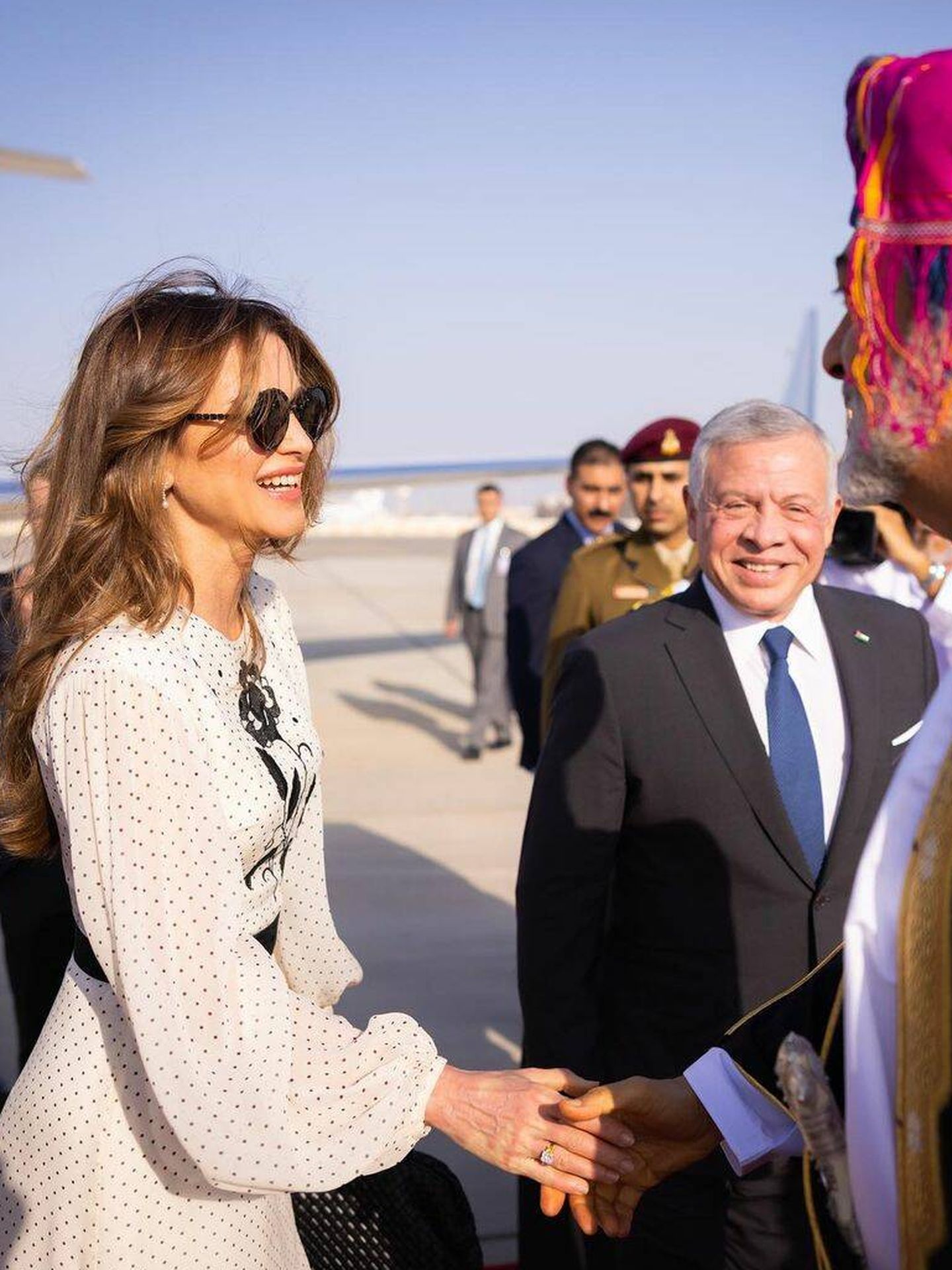 Rania y el rey Abdalá son recibidos a su llegada a Omán. (Instagram/@queenrania)