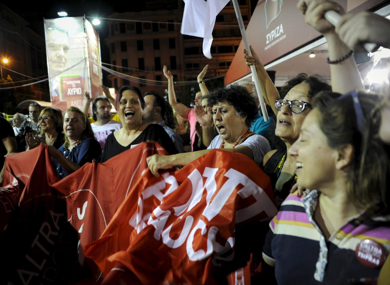 Votantes de Syriza celebran los resultados electorales ante la sede del partido en Atenas (Reuters).