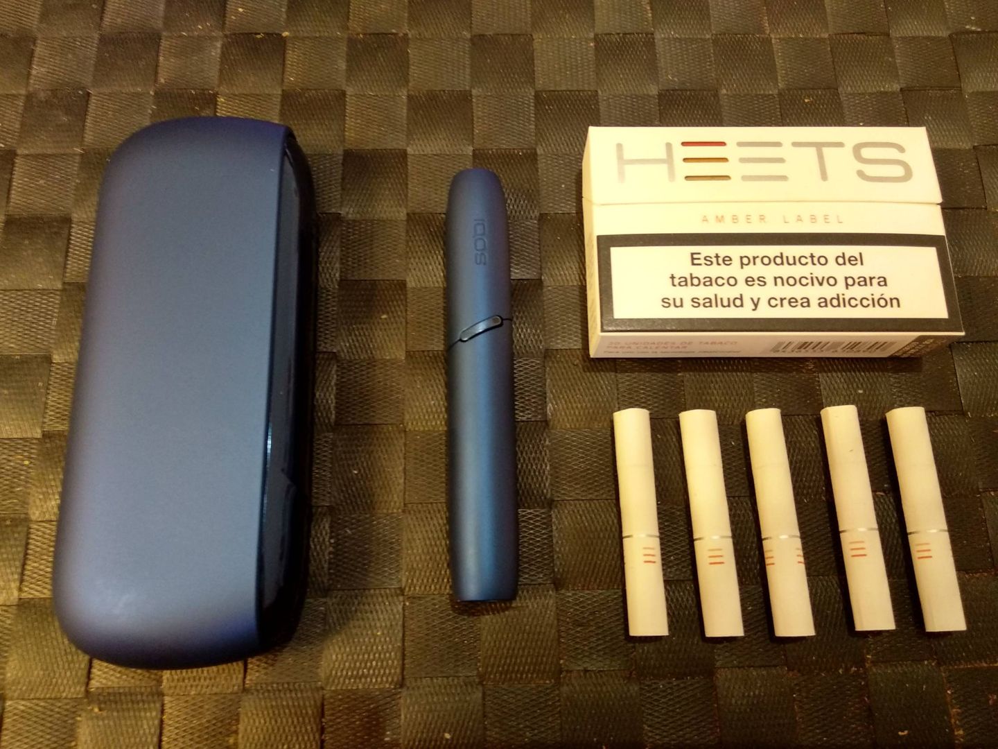 De izqda. a dcha.: la batería, el dispositivo iQos y las unidades de tabaco ('heets'). Foto: C. Otto.