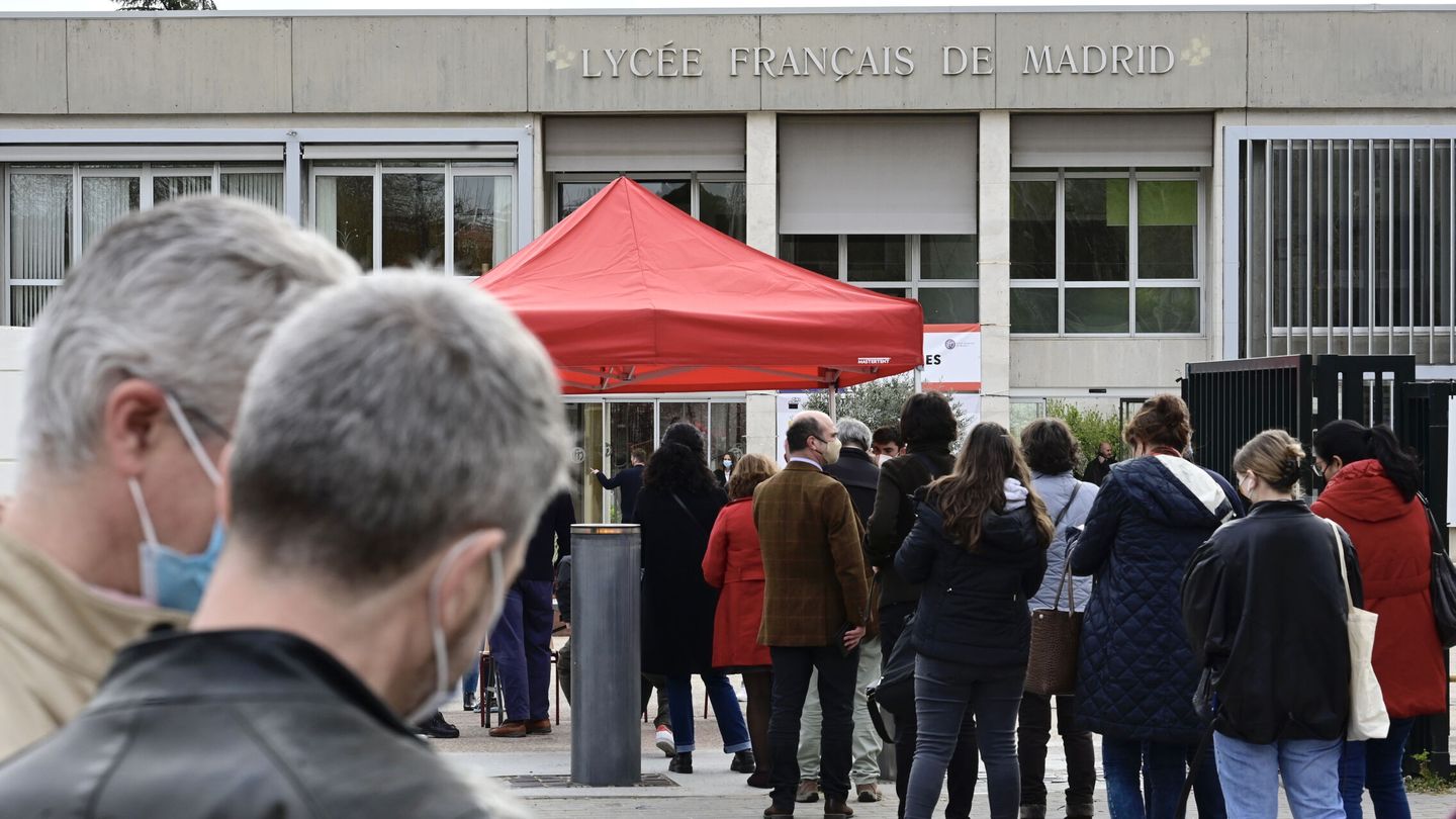 Ciudadanos franceses residentes en España votando en el Liceo francés en Madrid en la primera ronda de las elecciones. (EFE)