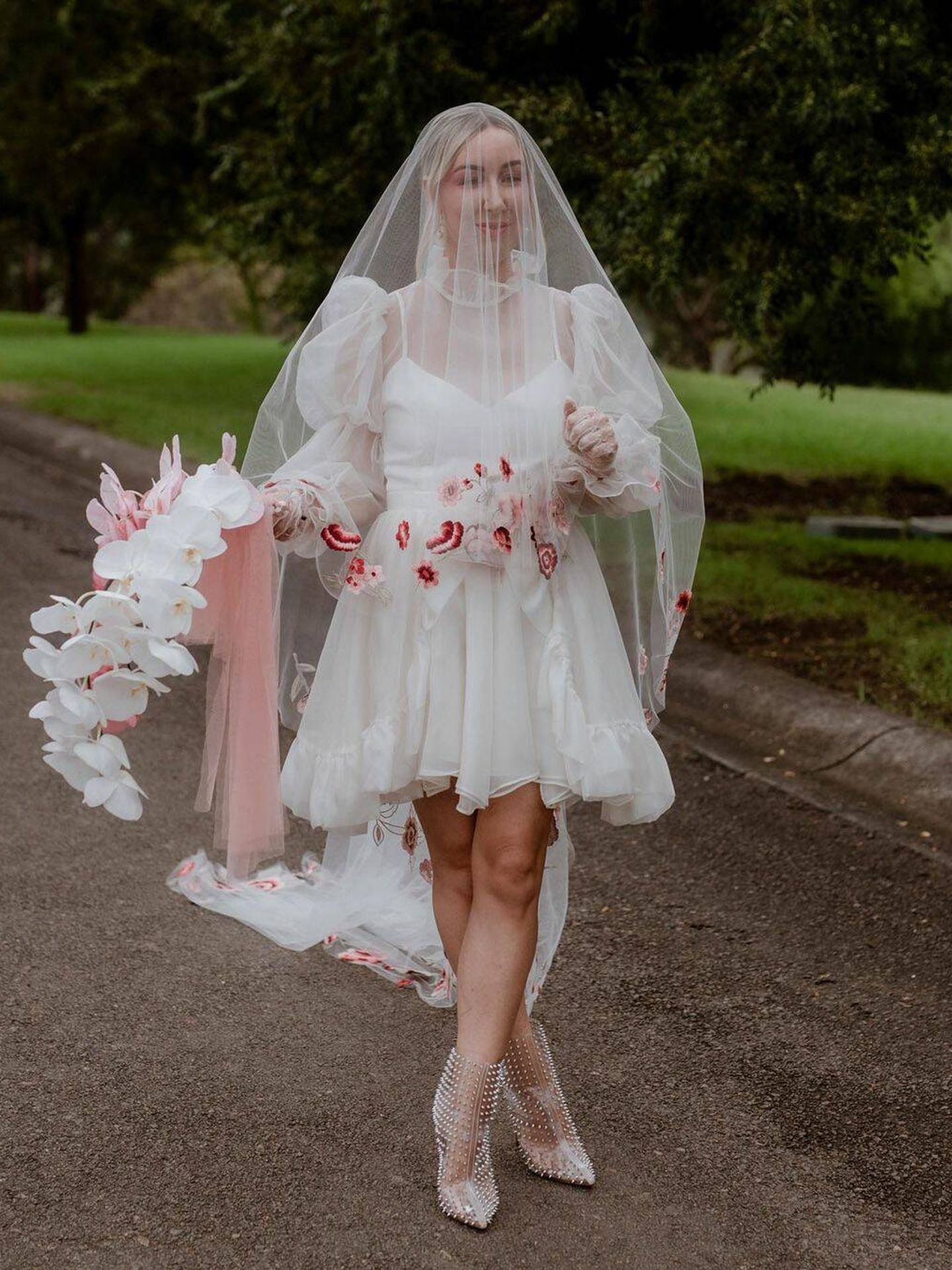 Una novia con un vestido corto. (Instagram/ @greenweddingshoes)