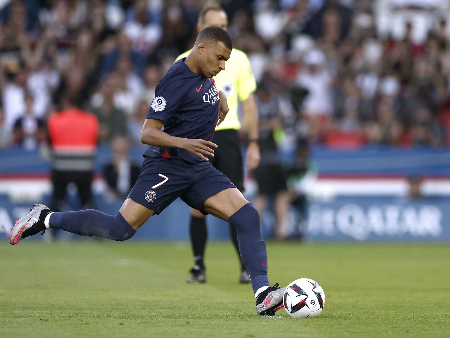 Mbappé lanza un penalti en un partido del PSG. (Reuters/Benoit Tessier)