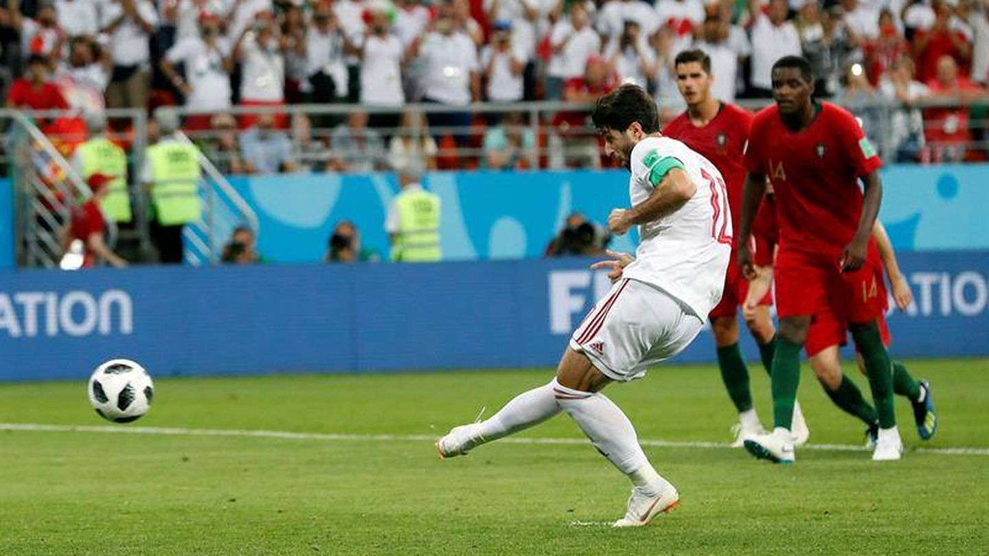 Ansarifard, de penalti, empató el partido contra Portugal en el descuento. (EFE)