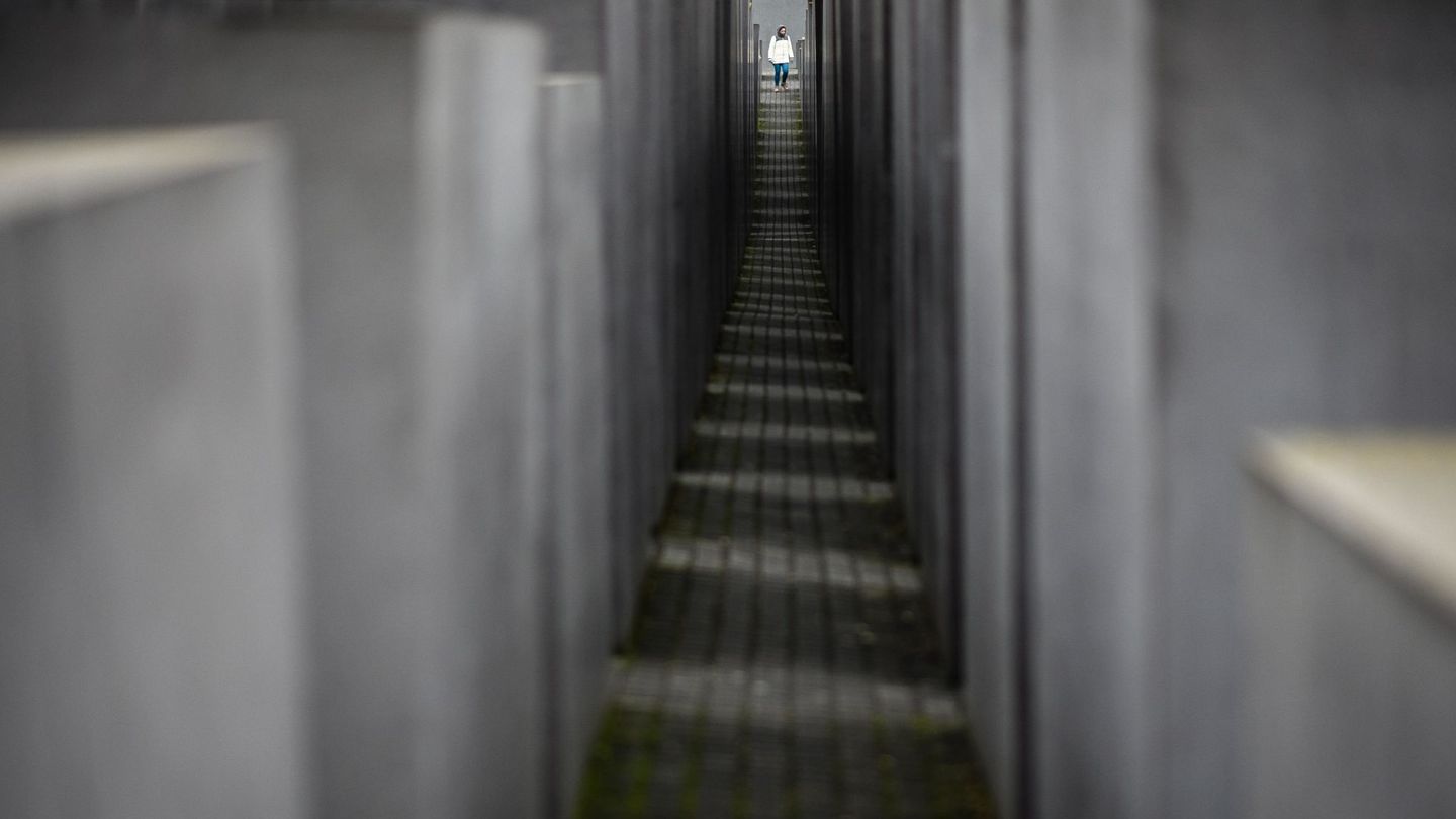 Una visitante pasea por el Memorial del Holocausto en Berlín (Alemania). (EFE)