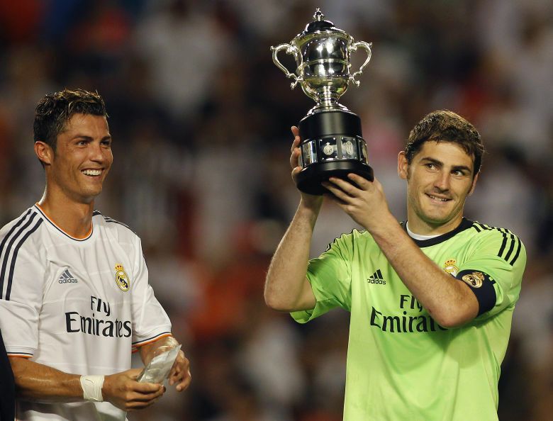 IKer Casillas levanta el título de campeón ante la mirada de Cristiano Ronaldo