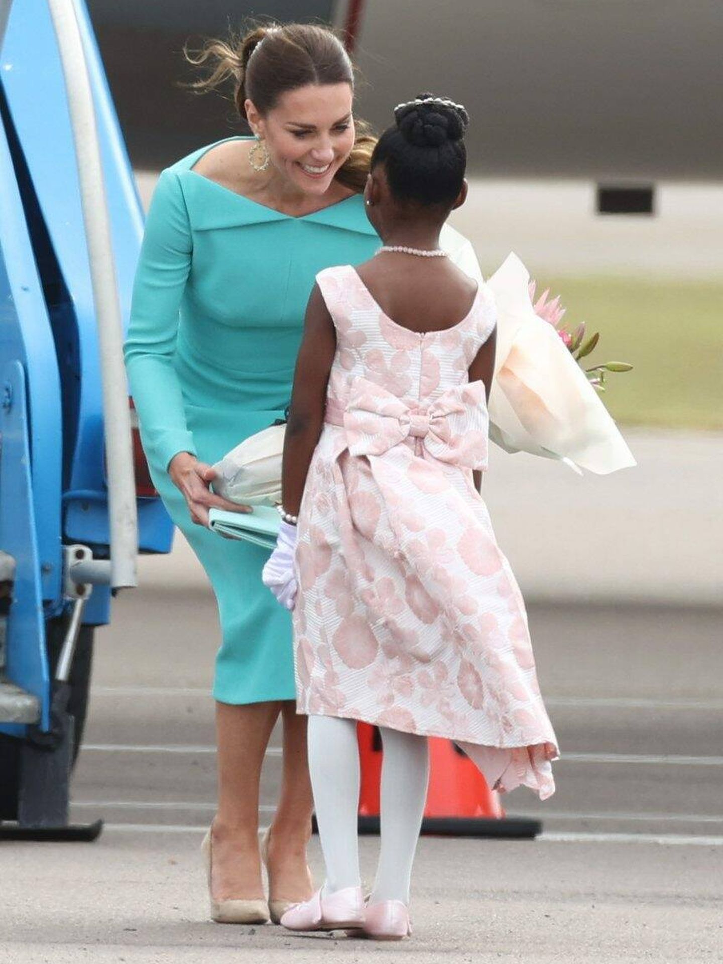 Kate Middleton, en uno de los momentos del recibimiento en Bahamas con su vestido turquesa.(CP)