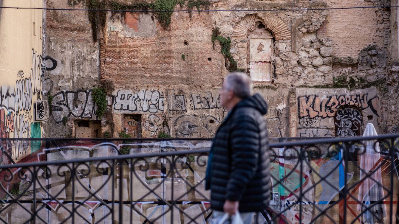 Foto: Un viandante pasa frente a la muralla cristiana de la calle Escalinata. (O. C.)