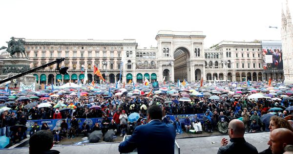 Foto: El vicepresidente italiano, Matteo Salvini, en un mitin de partidos de extrema derecha en Milán. (Reuters)