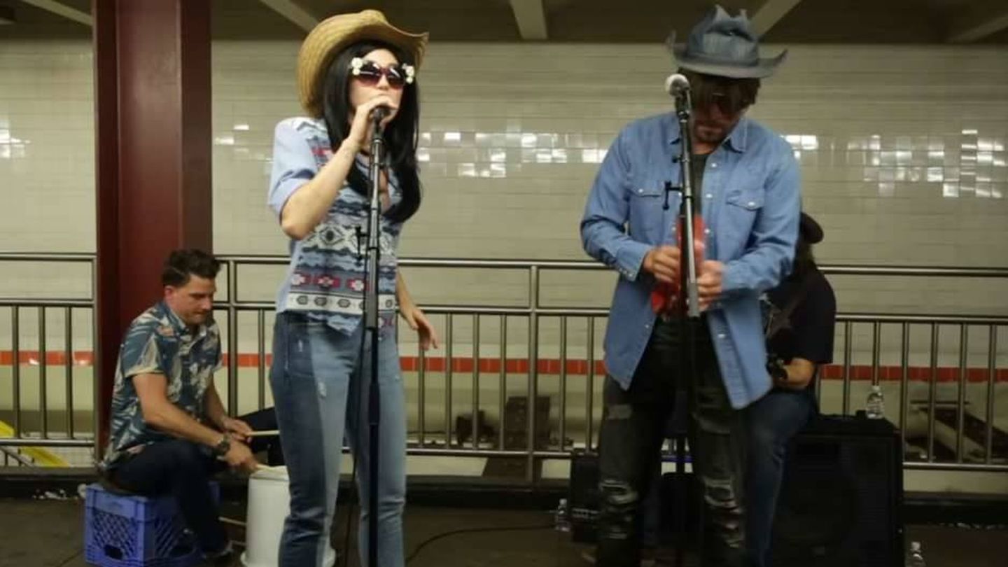 Miley Cyrus y Jimmy Fallon cantando en el metro de Nueva York. (YouTube)