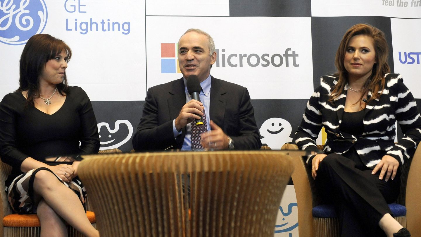 Garry Kasparov, entre Sofia Polgar y  Judit Polgar, en Budapest. (EFE)
