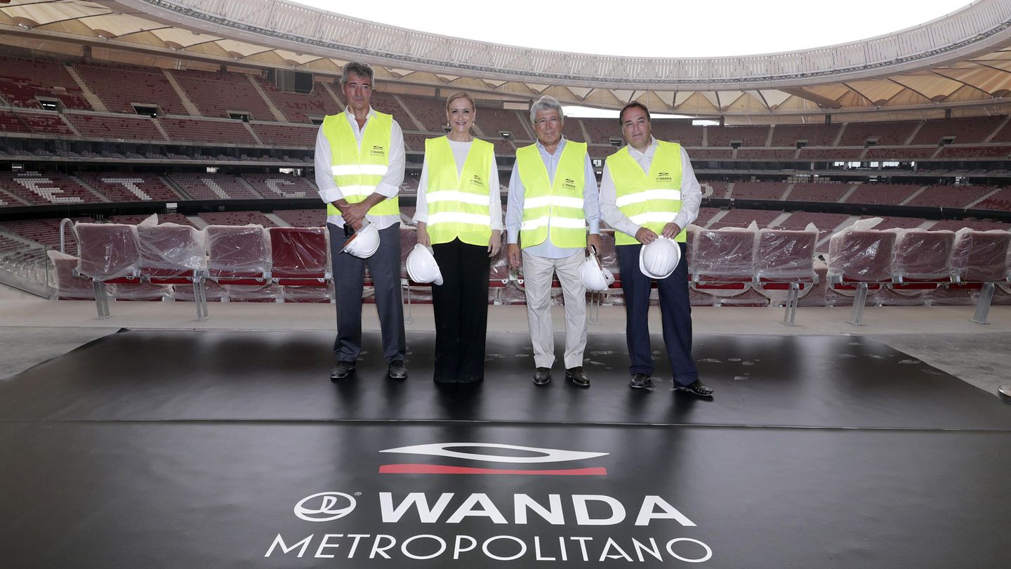Gil Marín y Cerezo, en agosto de 2017, con la entonces presidenta madrileña, Cristina Cifuentes, y el consejero Jaime González Taboada, poco antes de la inauguración del Wanda Metropolitano. (EFE)