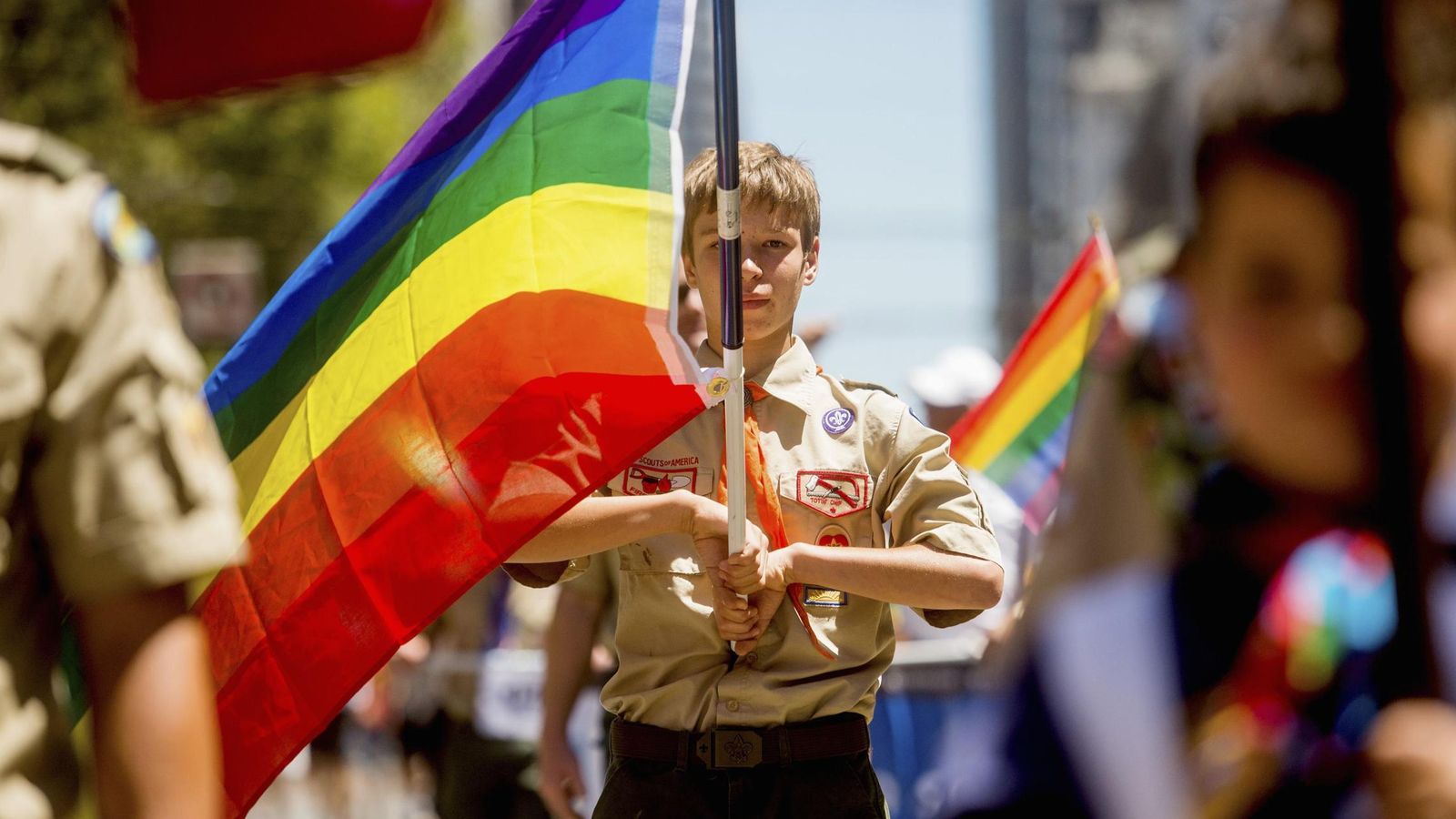 Foto: Un Boy Scout lleva la bandera homosexual durante el Orgullo Gay de San Francisco en 2014 (Reuters)