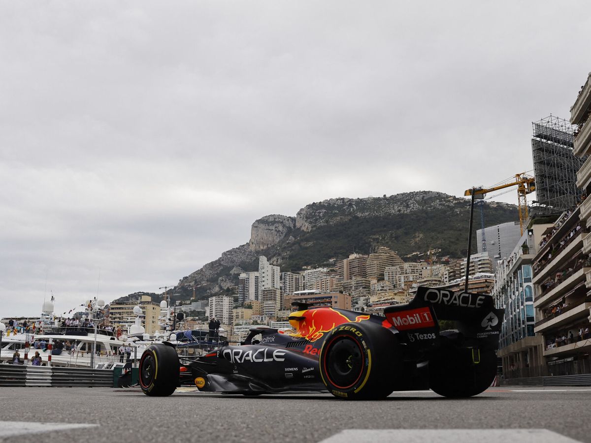 Foto: El Red Bull de Max Verstappen en el GP de Mónaco 2022. (REUTERS/Christian Hartmann).