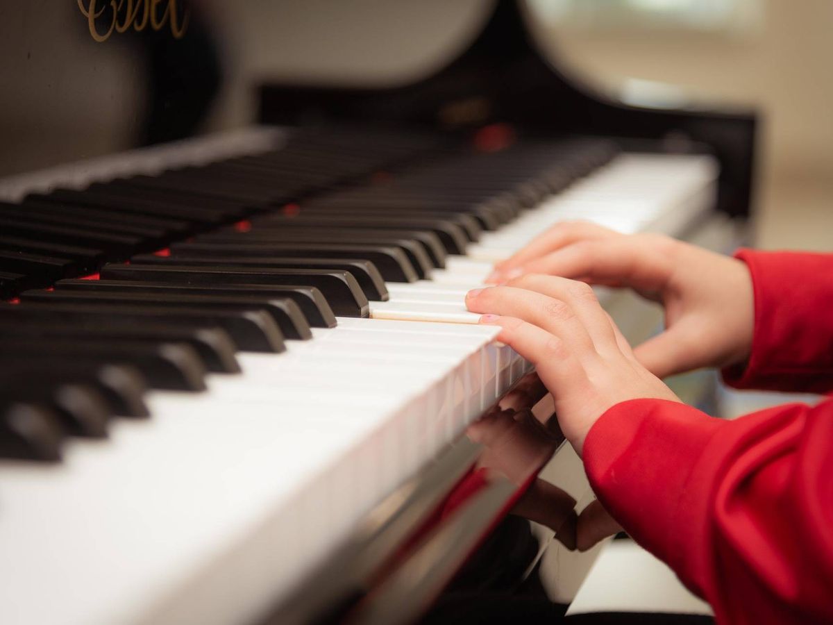 Foto: Un niño tocando el piano. Foto: Pixabay