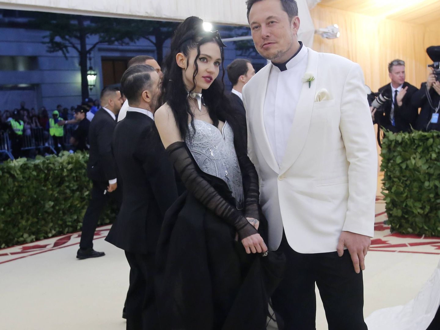 Elon Musk y su novia poco antes de la gala. (Gtres)