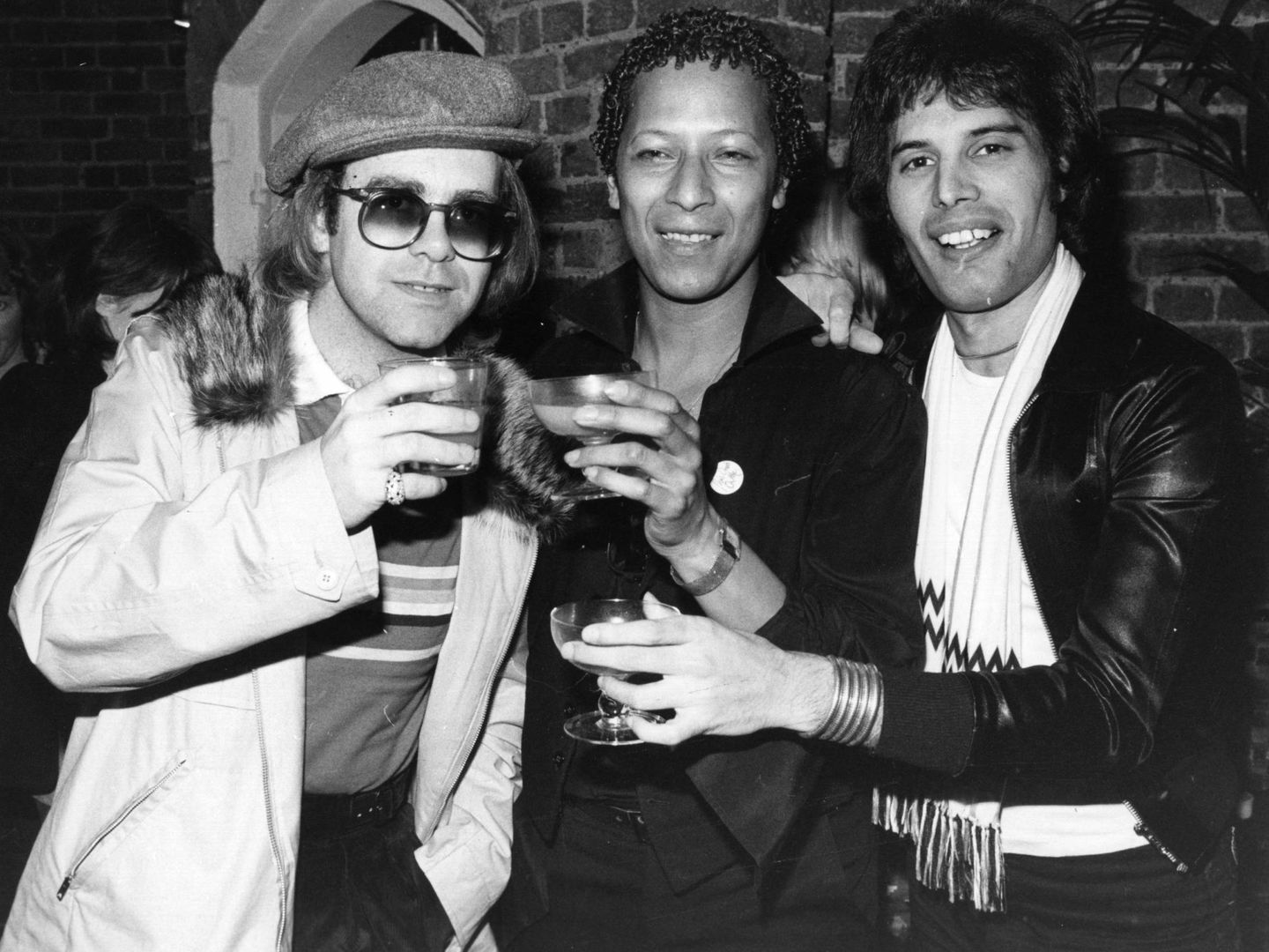 Elton, junto a Freddie Mercury en una imagen de 1977. (Getty)