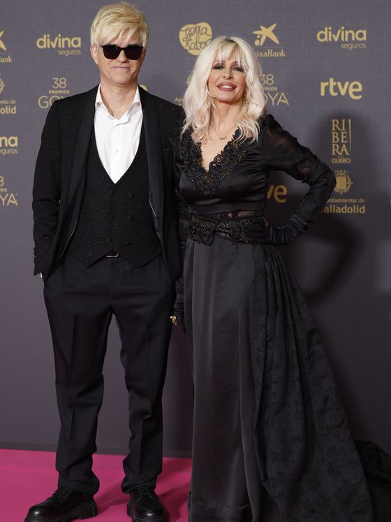 El dúo musical Nebulossa posa a su llegada a la ceremonia de entrega de la 38ª edición de los Premios Goya. (EFE/Mariscal)