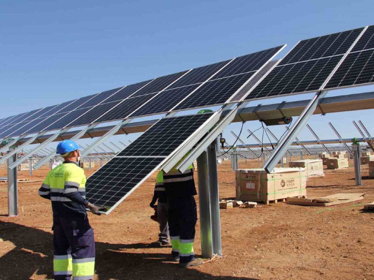 Foto: Instalación de un parque solar en Carmona.