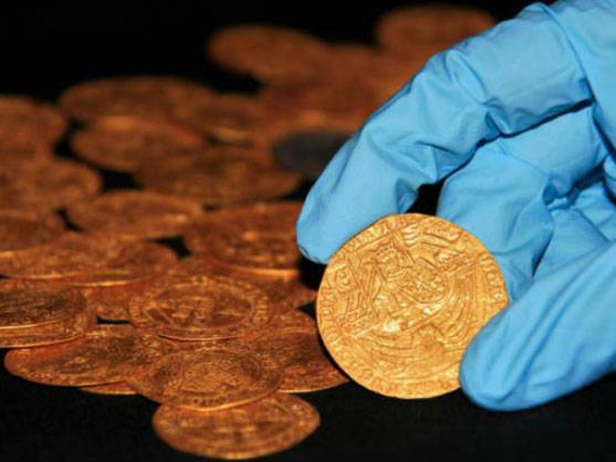 Foto: Las monedas llevarían más de cinco siglos en un jardín (Foto: Twitter)