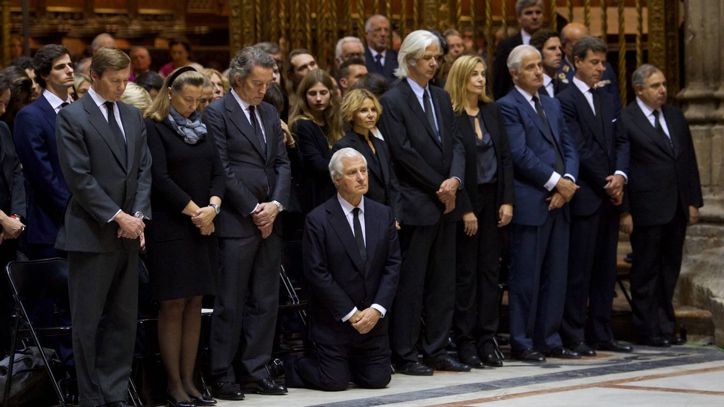 Los hermanos Martínez de Irujo, en el funeral de la duquesa de Alba. (Getty)