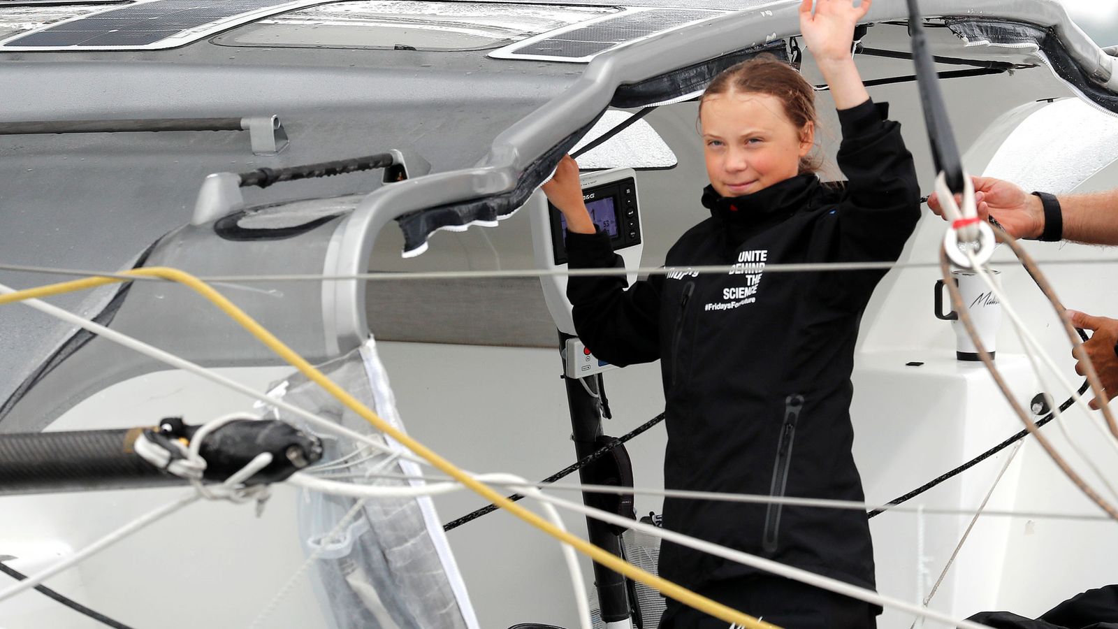 Foto: Greta Thunberg en el barco que le ha llevado a Nueva York en protesta contra la alerta climática. (Reuters)