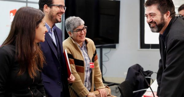 Foto: El coordinador federal de IU, Alberto Garzón (c-iz), conversa con Sira Rego, Nuria Lozano y Carlos Sánchez Mato. (EFE)
