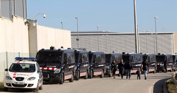 Foto: Dispositivo policial a las puertas del centro penitenciario de Quatre Camins (Barcelona), ante la concentración de trabajadores de prisiones. (EFE)