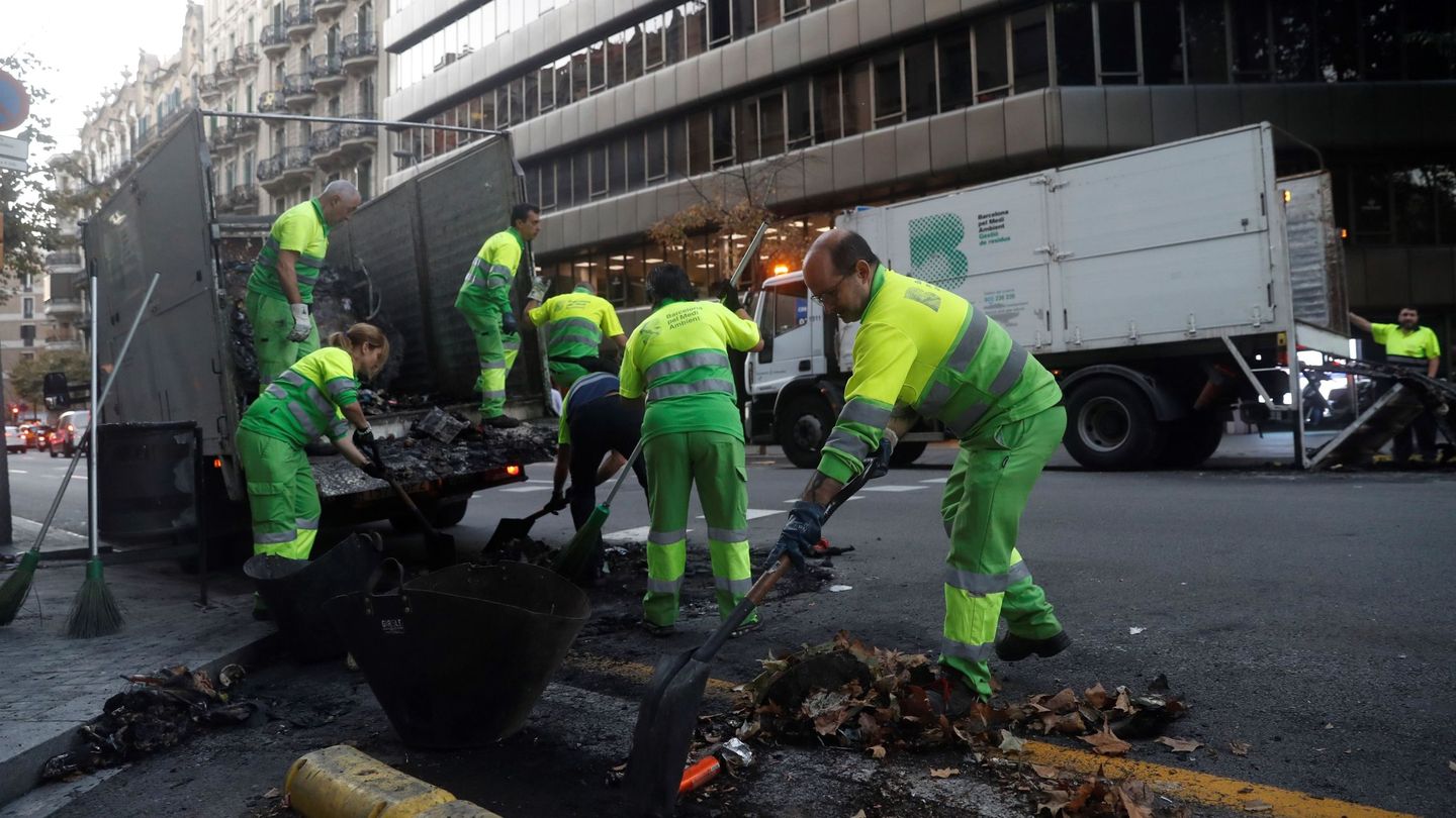 Operarios trabajan en la limpieza del centro de Barcelona. (EFE)