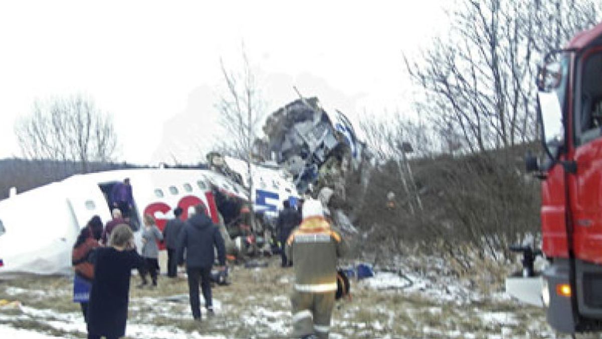 Dos muertos y 83 heridos en un aterrizaje de emergencia en Moscú