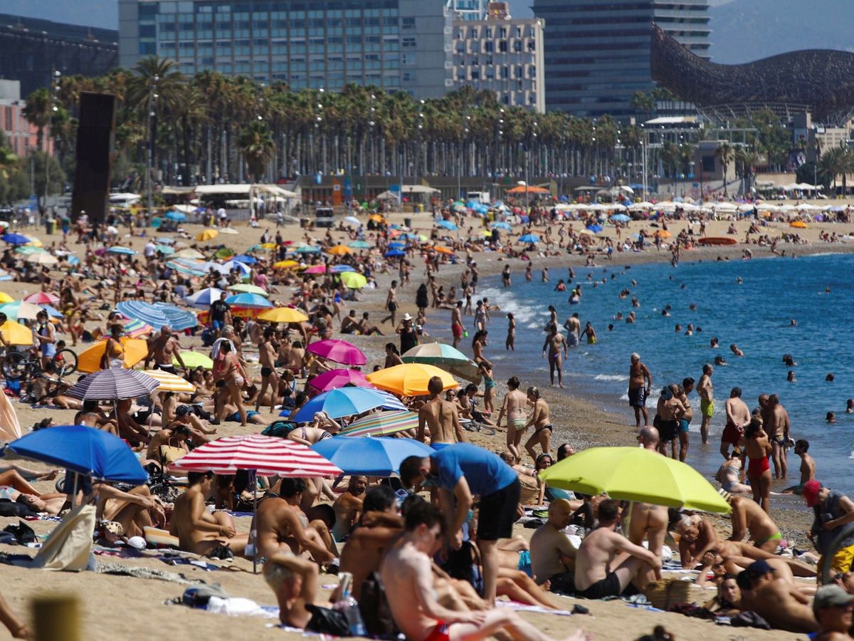 Foto: Vista de la playa de San Sebastián en plena pandemia de coronavirus. (EFE)
