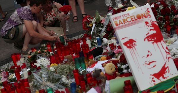 Foto: Flores y velas en recuerdo de las víctimas de las Ramblas de Barcelona. (Reuters)
