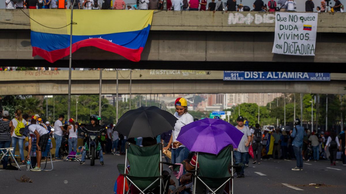 "Maduro está huyendo al exilio": las 'fake news' toman la calle en Venezuela