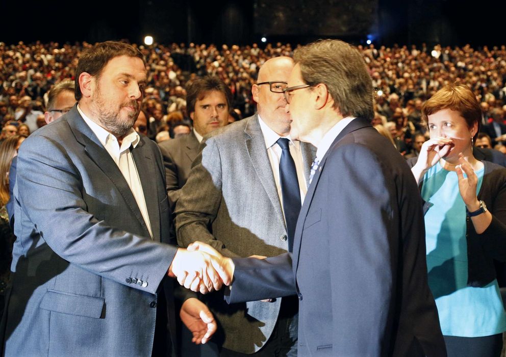 Foto: Oriol Junqueras y Artur Mas se saludan durante el acto de anoche (Reuters)