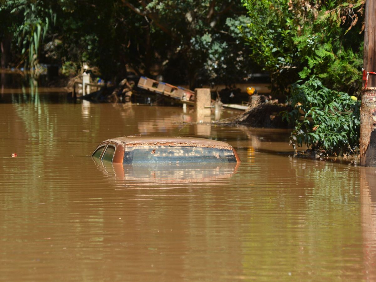 Foto: Imagen de un coche sumergido bajo el agua descargada por el ciclón Daniel. (EFE/Apostolis Domalis)