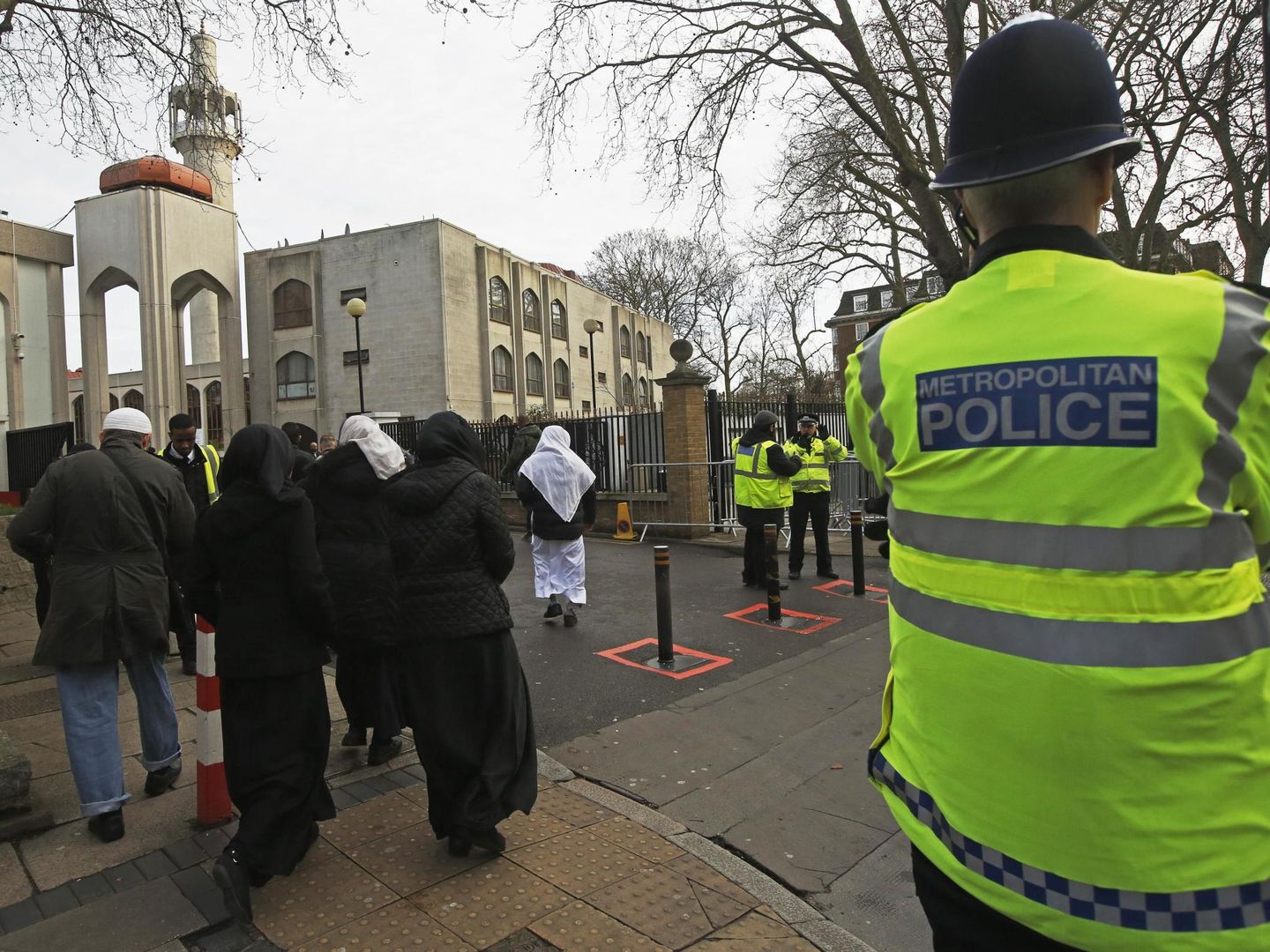 Un policía vigila la entrada de la Mezquita Central de Londres en Regent's Park, en enero de 2015. (Reuters)