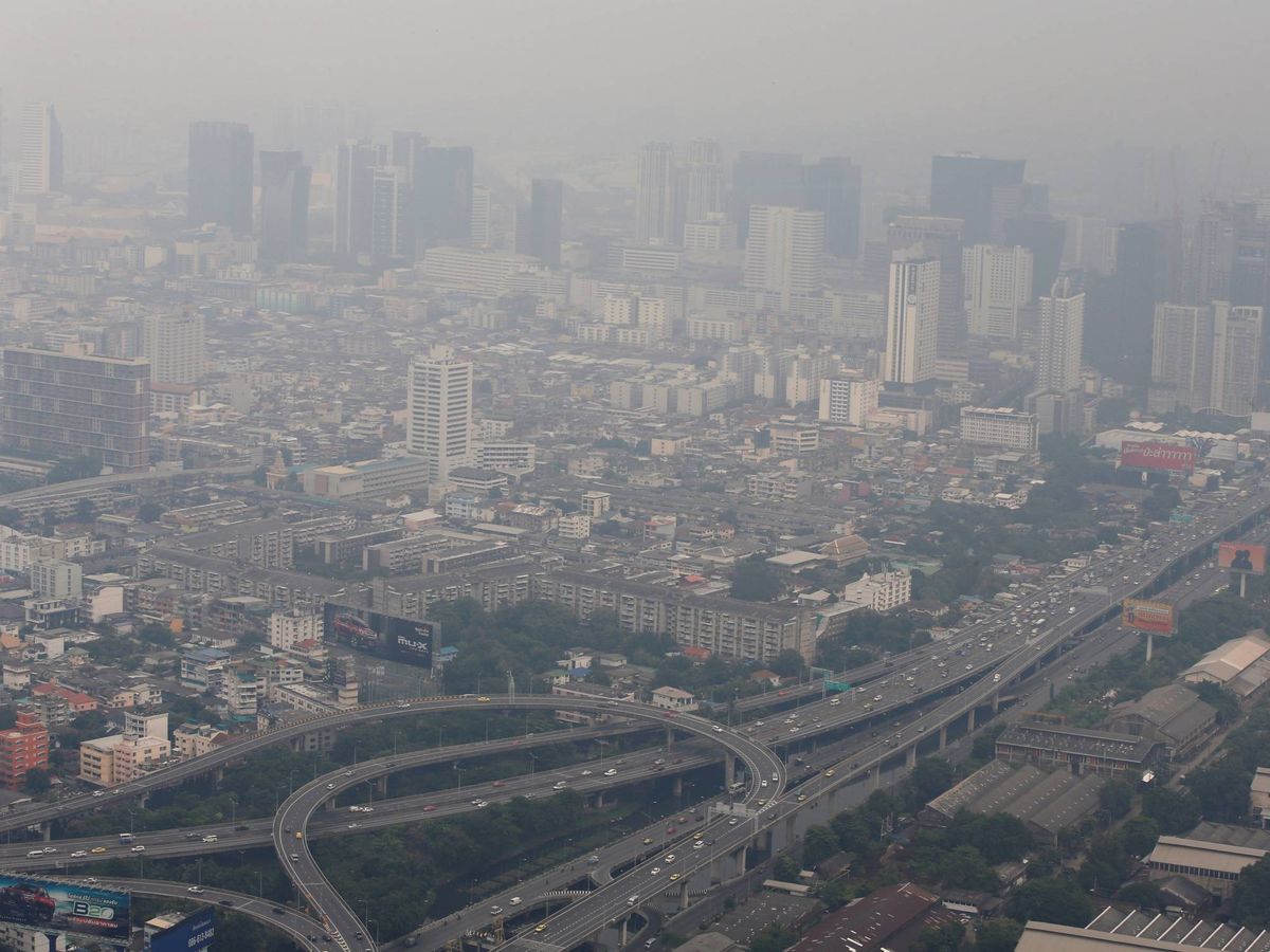 Foto: Vista general de la densa contaminación que cubre el área metropolitana de Bangkok. (EFE)