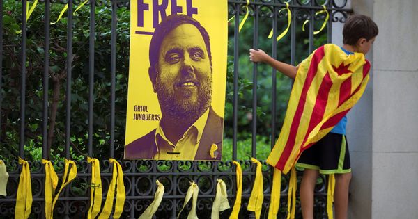 Foto: Lazos amarillos colocados ante una fotografía de Oriol Junqueras en Barcelona, el pasado 11 de septiembre. (EFE)