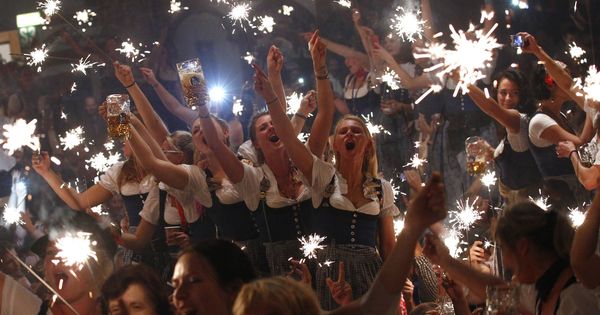 Foto: Camareras en el Oktoberfest celebran el final del mayor festival de cerveza del mundo, en Múnich. (Reuters)