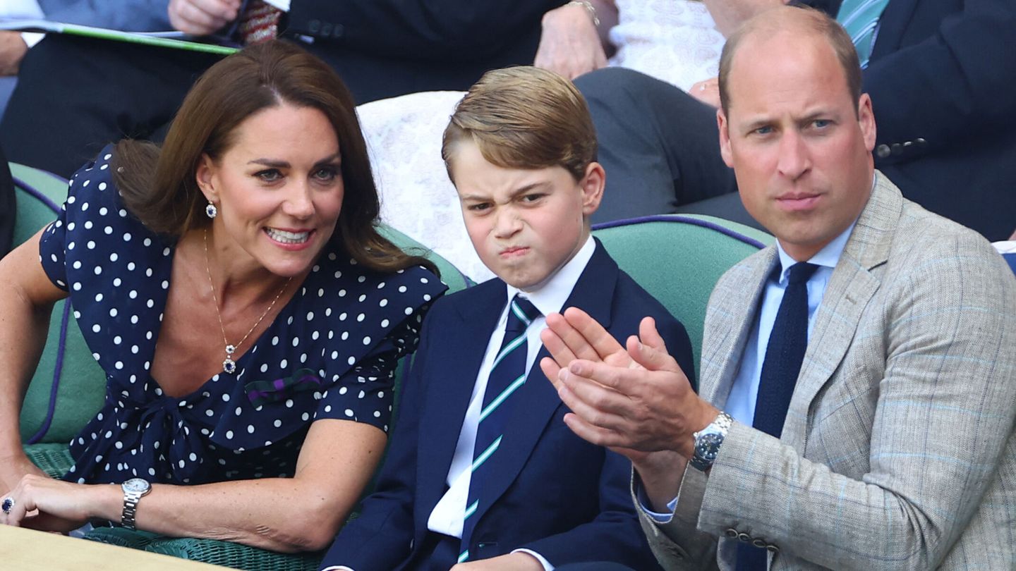 Los duques de Cambridge y su hijo George, en la final de Wimbledon. (Reuters/Hannah Mckay)