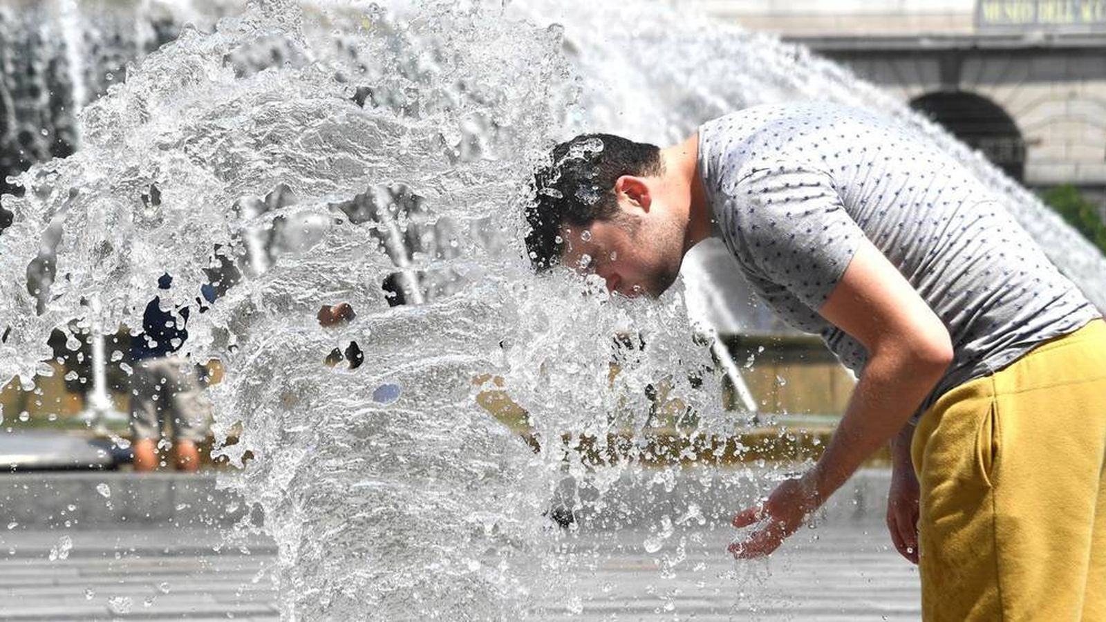 Foto: Un hombre se refresca en una fuente.  (EFE)