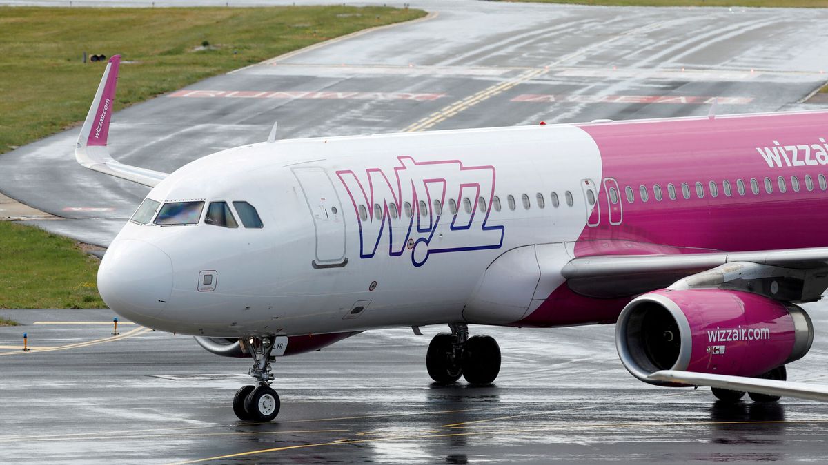 Un pasajero ebrio rompe la puerta de un avión y provoca un retraso de 28 horas en un vuelo en Zaragoza