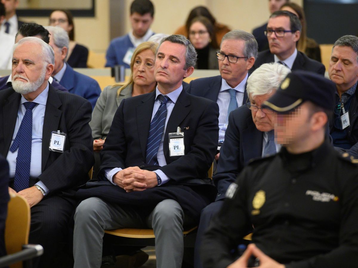 Foto: El expresidente de las Cortes valencianas y exdirector general de la Policía, Juan Cotino (i), junto al ex director general de Radiotelevisión Valenciana, Pedro García. (EFE)