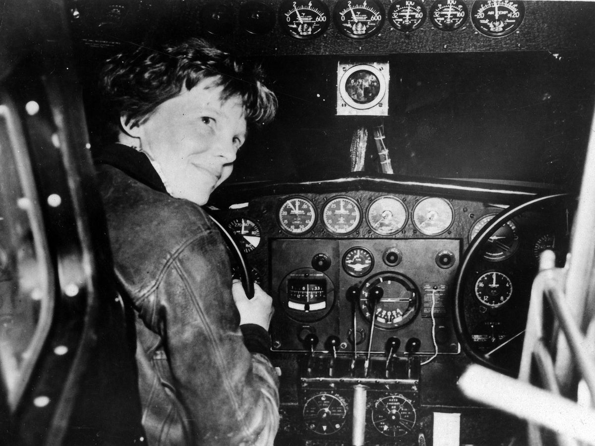 Foto: Amelia Earhart, antes de despegar en Nueva Guinea. (EFE)