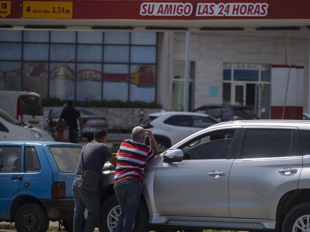 Foto: Varios conductores esperan en sus vehículos a que abastezcan de combustible una gasolinera, en La Habana. (EFE/Yander Zamora)