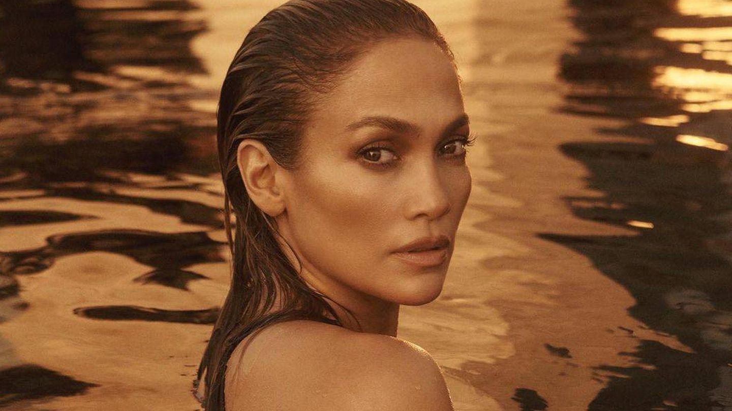 Jennifer Lopez, con la piel hidratada, tersa e iluminada en una imagen promocional de su marca de cuidado personal. (@jlo)