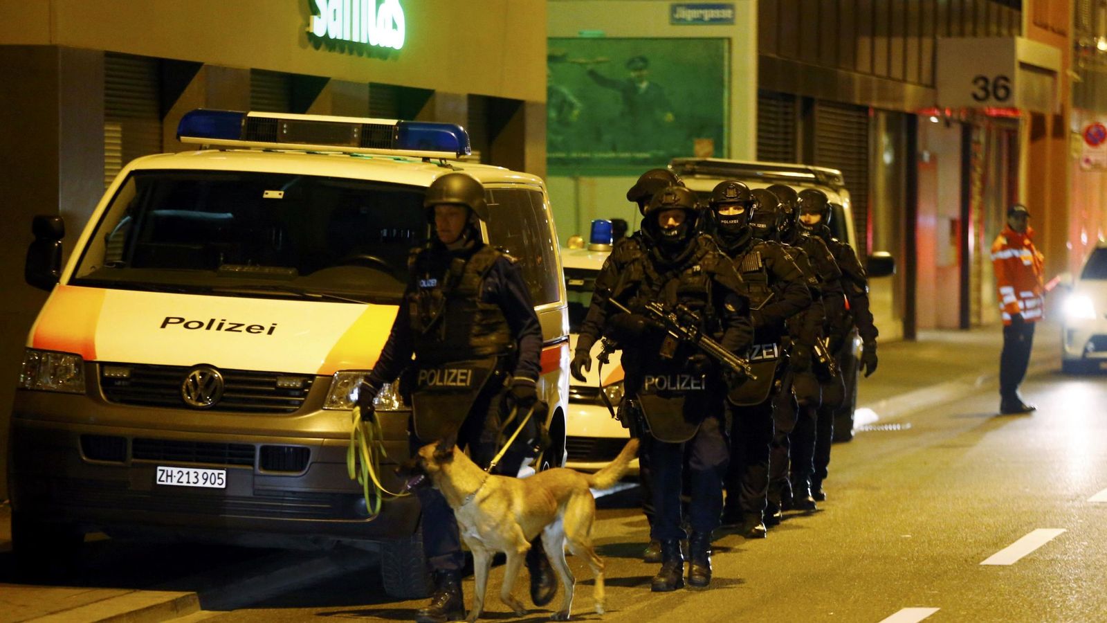 Foto: La Policía a las afueras del centro islámico. (Reuters)