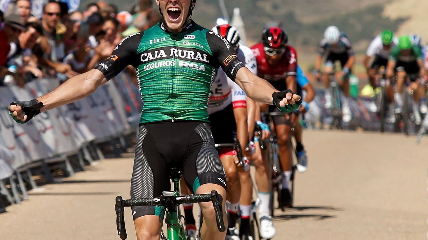 Aranburu cruza la meta con el maillot de Caja Rural para imponerse en la pasada Vuelta a Burgos. (EFE)