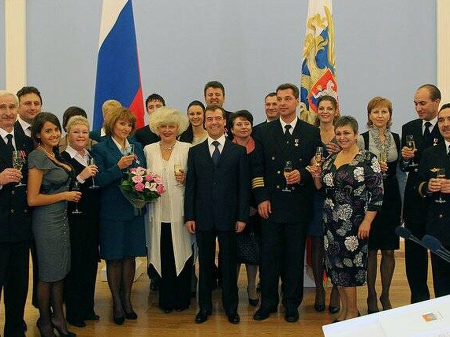 El presidente ruso Dmitry Medvedev (en el centro) recibiendo a la tripulación del vuelo 512 en 2010 (Fuente: Wikimedia / Kremlin)